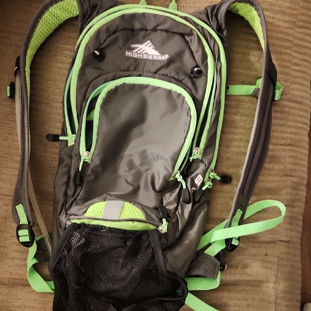 High Sierra Gray and Green Backpack  Hydration Pack 2L Visalia 9 Back